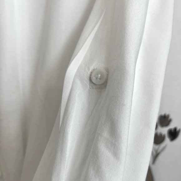 Very comfortable blouse, ties on the bottom - Picture 2 of 3